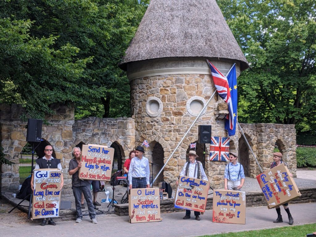 Texttafeln mit God Save The Queen, Foto: Bettina Steinhoff